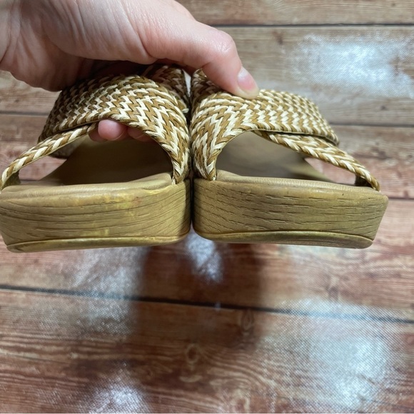 Mila Paoli Woven Straw Slip On Sandal With Cork
Platform size 8 - Picture 4 of 9